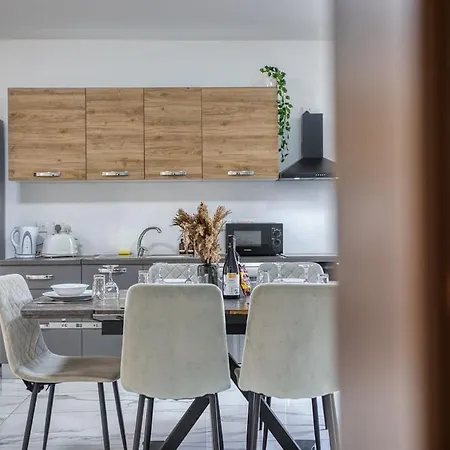 Apartment Wonderland, 2