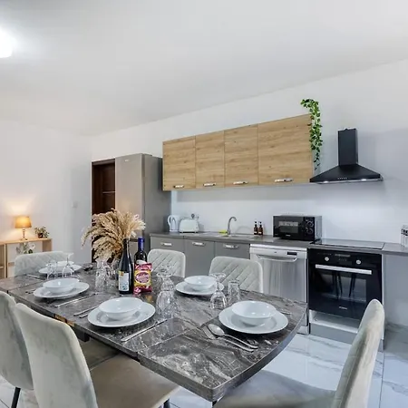 Wonderland, 2 * San Ġiljan